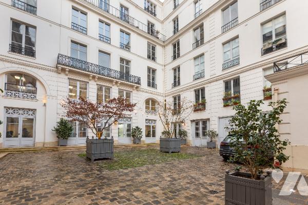 PARIS 2EME - VIVIENNE-GAILLON-  STUDIO 30 M² DERNIER ETAGE