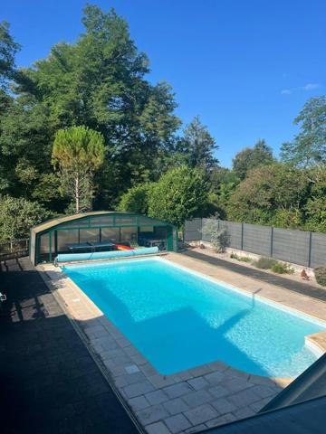 THENON (24)A vendre, Propriété composée de deux maisons sur 5.5 ha de prés (possibilité haras) et de bois.