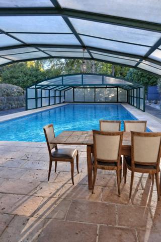 THENON (24)A vendre, Propriété composée de deux maisons sur 5.5 ha de prés (possibilité haras) et de bois.