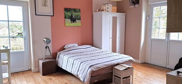 THENON (24)A vendre, Propriété composée de deux maisons sur 5.5 ha de prés (possibilité haras) et de bois.