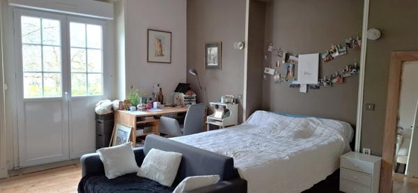 THENON (24)A vendre, Propriété composée de deux maisons sur 5.5 ha de prés (possibilité haras) et de bois.