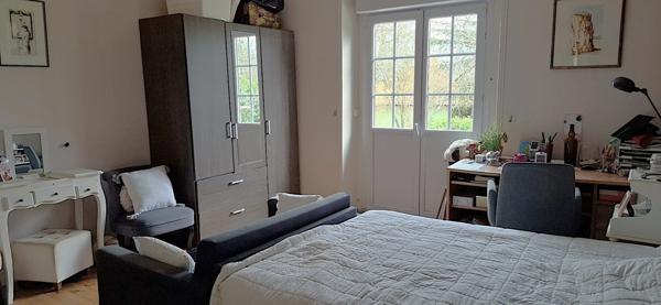 THENON (24)A vendre, Propriété composée de deux maisons sur 5.5 ha de prés (possibilité haras) et de bois.