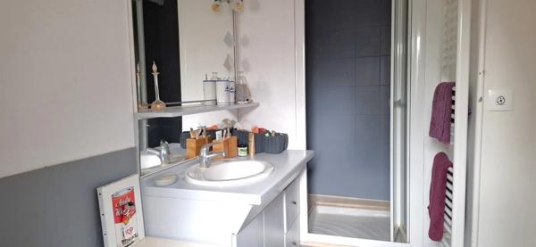 THENON (24)A vendre, Propriété composée de deux maisons sur 5.5 ha de prés (possibilité haras) et de bois.