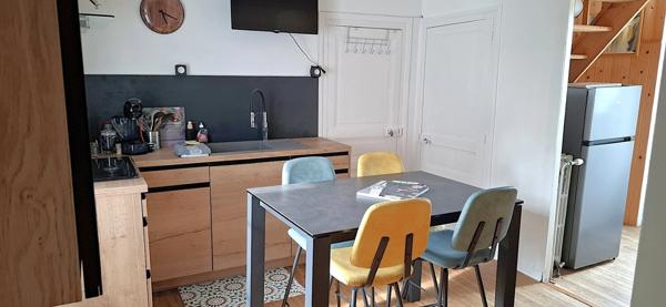 THENON (24)A vendre, Propriété composée de deux maisons sur 5.5 ha de prés (possibilité haras) et de bois.