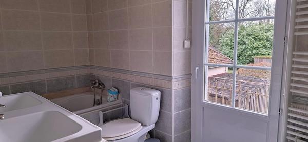 THENON (24)A vendre, Propriété composée de deux maisons sur 5.5 ha de prés (possibilité haras) et de bois.