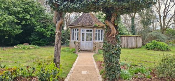 THENON (24)A vendre, Propriété composée de deux maisons sur 5.5 ha de prés (possibilité haras) et de bois.