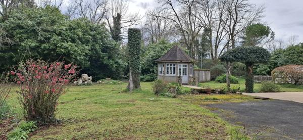 THENON (24)A vendre, Propriété composée de deux maisons sur 5.5 ha de prés (possibilité haras) et de bois.