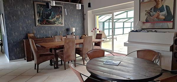 THENON (24)A vendre, Propriété composée de deux maisons sur 5.5 ha de prés (possibilité haras) et de bois.