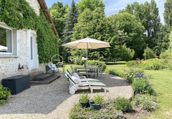 À seulement 30 kilomètres de Paris, découvrez une propriété rare de plain-pied, pour les amoureux de la nature et des lieux d’exception. Nichée dans un environnement préservé, sans aucun vis-à-vis, elle offre un cadre de vie unique où le calme, l’espace et la verdure composent un véritable refuge.

Entièrement rénovée avec des prestations haut de gamme, cette maison de 123 m² de plain-pied garantie confort moderne et bonne performance énergétique.

Dès l’entrée, la lumière et les volumes donnent le ton. La pièce de vie de près de 60 m² avec son poêle à bois est baignée de lumière naturelle et s’ouvre sur l’extérieur prolongeant l’habitat vers la nature. Cet espace de réception se connecte à deux terrasses idéalement exposées, permettant de profiter du soleil tout au long de la journée dans un cadre apaisant et verdoyant.

La cuisine, entièrement aménagée et équipée dans un esprit contemporain, est sublimée par un îlot central, véritable lieu de convivialité et de partage.

L’espace nuit se compose de trois chambres confortables, dont deux de 16 m² et une de 13m2, ainsi qu’une vaste salle de bains avec baignoire, douche et WC. Un WC indépendant complète l’ensemble.

À l’extérieur, la propriété révèle toute sa singularité. Implantée sur un terrain arboré de 13 000 m², dont une partie boisée et un étang naturel remarquable d’environ 700 m² constituant une pièce maîtresse, vivant au rythme des saisons.

Quatre places de stationnement privatives viennent parfaire ce bien d’exception.

Un lieu unique, réservé à ceux qui recherchent l’authenticité de la nature, le confort du standing et la rareté d’une maison de plain-pied dans un cadre absolument privilégié.
Une propriété confidentielle où la nature devient un luxe quotidien.
