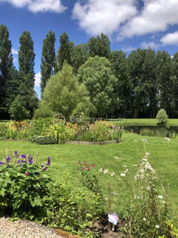 À seulement 30 kilomètres de Paris, découvrez une propriété rare de plain-pied, pour les amoureux de la nature et des lieux d’exception. Nichée dans un environnement préservé, sans aucun vis-à-vis, elle offre un cadre de vie unique où le calme, l’espace et la verdure composent un véritable refuge.

Entièrement rénovée avec des prestations haut de gamme, cette maison de 123 m² de plain-pied garantie confort moderne et bonne performance énergétique.

Dès l’entrée, la lumière et les volumes donnent le ton. La pièce de vie de près de 60 m² avec son poêle à bois est baignée de lumière naturelle et s’ouvre sur l’extérieur prolongeant l’habitat vers la nature. Cet espace de réception se connecte à deux terrasses idéalement exposées, permettant de profiter du soleil tout au long de la journée dans un cadre apaisant et verdoyant.

La cuisine, entièrement aménagée et équipée dans un esprit contemporain, est sublimée par un îlot central, véritable lieu de convivialité et de partage.

L’espace nuit se compose de trois chambres confortables, dont deux de 16 m² et une de 13m2, ainsi qu’une vaste salle de bains avec baignoire, douche et WC. Un WC indépendant complète l’ensemble.

À l’extérieur, la propriété révèle toute sa singularité. Implantée sur un terrain arboré de 13 000 m², dont une partie boisée et un étang naturel remarquable d’environ 700 m² constituant une pièce maîtresse, vivant au rythme des saisons.

Quatre places de stationnement privatives viennent parfaire ce bien d’exception.

Un lieu unique, réservé à ceux qui recherchent l’authenticité de la nature, le confort du standing et la rareté d’une maison de plain-pied dans un cadre absolument privilégié.
Une propriété confidentielle où la nature devient un luxe quotidien.