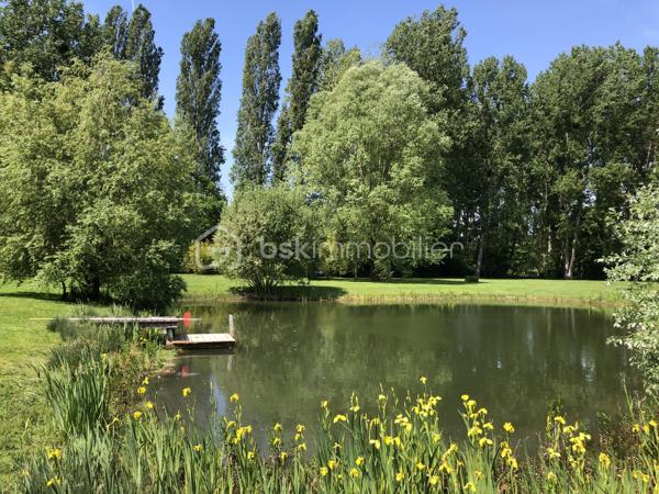 À seulement 30 kilomètres de Paris, découvrez une propriété rare de plain-pied, pour les amoureux de la nature et des lieux d’exception. Nichée dans un environnement préservé, sans aucun vis-à-vis, elle offre un cadre de vie unique où le calme, l’espace et la verdure composent un véritable refuge.

Entièrement rénovée avec des prestations haut de gamme, cette maison de 123 m² de plain-pied garantie confort moderne et bonne performance énergétique.

Dès l’entrée, la lumière et les volumes donnent le ton. La pièce de vie de près de 60 m² avec son poêle à bois est baignée de lumière naturelle et s’ouvre sur l’extérieur prolongeant l’habitat vers la nature. Cet espace de réception se connecte à deux terrasses idéalement exposées, permettant de profiter du soleil tout au long de la journée dans un cadre apaisant et verdoyant.

La cuisine, entièrement aménagée et équipée dans un esprit contemporain, est sublimée par un îlot central, véritable lieu de convivialité et de partage.

L’espace nuit se compose de trois chambres confortables, dont deux de 16 m² et une de 13m2, ainsi qu’une vaste salle de bains avec baignoire, douche et WC. Un WC indépendant complète l’ensemble.

À l’extérieur, la propriété révèle toute sa singularité. Implantée sur un terrain arboré de 13 000 m², dont une partie boisée et un étang naturel remarquable d’environ 700 m² constituant une pièce maîtresse, vivant au rythme des saisons.

Quatre places de stationnement privatives viennent parfaire ce bien d’exception.

Un lieu unique, réservé à ceux qui recherchent l’authenticité de la nature, le confort du standing et la rareté d’une maison de plain-pied dans un cadre absolument privilégié.
Une propriété confidentielle où la nature devient un luxe quotidien.