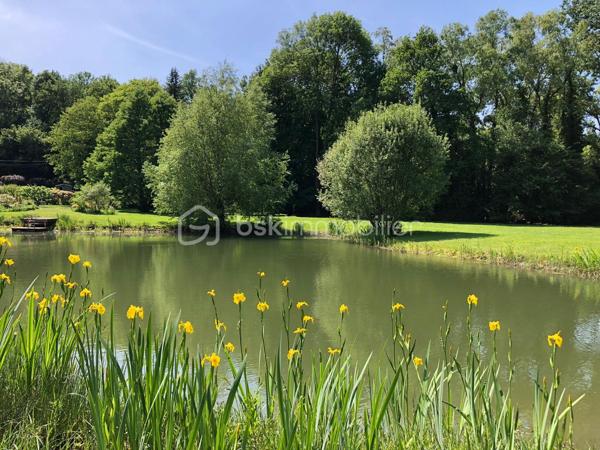 À seulement 30 kilomètres de Paris, découvrez une propriété rare de plain-pied, pour les amoureux de la nature et des lieux d’exception. Nichée dans un environnement préservé, sans aucun vis-à-vis, elle offre un cadre de vie unique où le calme, l’espace et la verdure composent un véritable refuge.

Entièrement rénovée avec des prestations haut de gamme, cette maison de 123 m² de plain-pied garantie confort moderne et bonne performance énergétique.

Dès l’entrée, la lumière et les volumes donnent le ton. La pièce de vie de près de 60 m² avec son poêle à bois est baignée de lumière naturelle et s’ouvre sur l’extérieur prolongeant l’habitat vers la nature. Cet espace de réception se connecte à deux terrasses idéalement exposées, permettant de profiter du soleil tout au long de la journée dans un cadre apaisant et verdoyant.

La cuisine, entièrement aménagée et équipée dans un esprit contemporain, est sublimée par un îlot central, véritable lieu de convivialité et de partage.

L’espace nuit se compose de trois chambres confortables, dont deux de 16 m² et une de 13m2, ainsi qu’une vaste salle de bains avec baignoire, douche et WC. Un WC indépendant complète l’ensemble.

À l’extérieur, la propriété révèle toute sa singularité. Implantée sur un terrain arboré de 13 000 m², dont une partie boisée et un étang naturel remarquable d’environ 700 m² constituant une pièce maîtresse, vivant au rythme des saisons.

Quatre places de stationnement privatives viennent parfaire ce bien d’exception.

Un lieu unique, réservé à ceux qui recherchent l’authenticité de la nature, le confort du standing et la rareté d’une maison de plain-pied dans un cadre absolument privilégié.
Une propriété confidentielle où la nature devient un luxe quotidien.