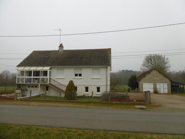 Maison sur sous sol 4 chambres. 1hectare 700 de terrain .80 m2 de dépendances