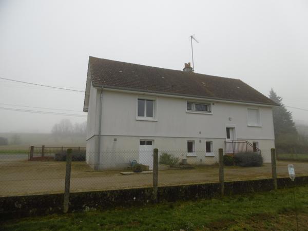 Maison sur sous sol 4 chambres. 1hectare 700 de terrain .80 m2 de dépendances