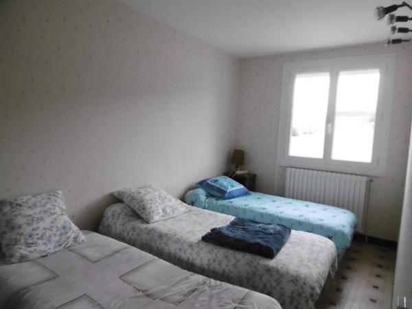 Maison sur sous sol 4 chambres. 1hectare 700 de terrain .80 m2 de dépendances