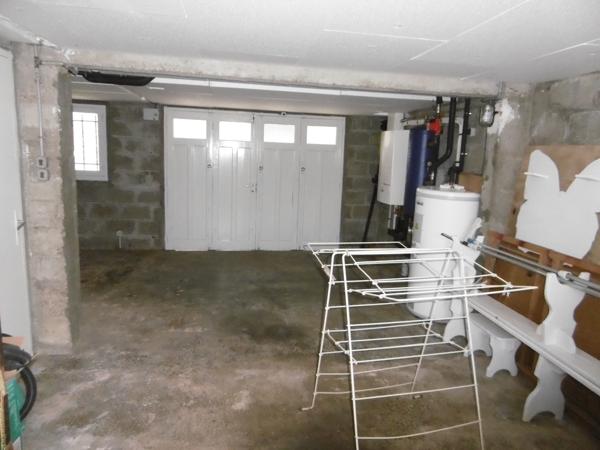 Maison sur sous sol 4 chambres. 1hectare 700 de terrain .80 m2 de dépendances