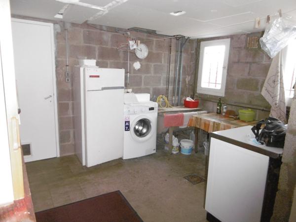 Maison sur sous sol 4 chambres. 1hectare 700 de terrain .80 m2 de dépendances