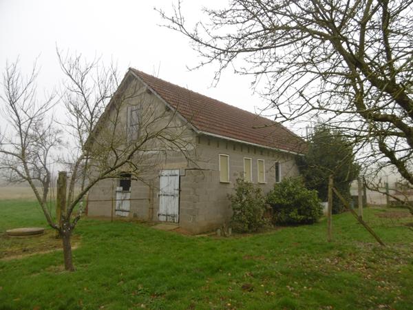 Maison sur sous sol 4 chambres. 1hectare 700 de terrain .80 m2 de dépendances