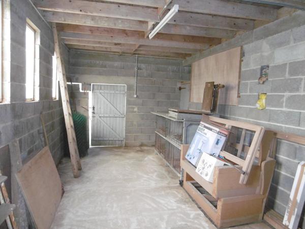 Maison sur sous sol 4 chambres. 1hectare 700 de terrain .80 m2 de dépendances