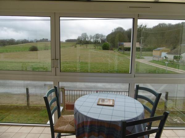 Maison sur sous sol 4 chambres. 1hectare 700 de terrain .80 m2 de dépendances