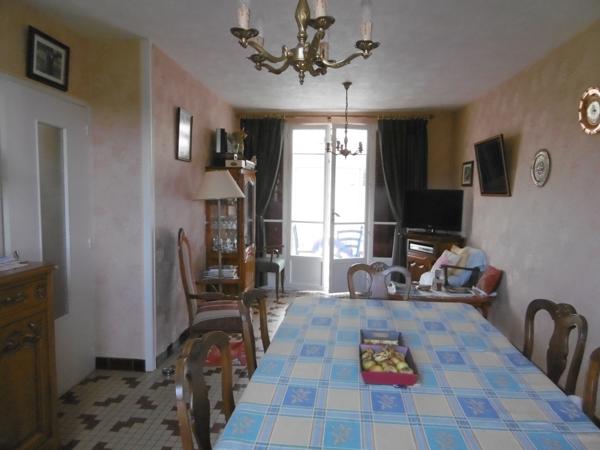 Maison sur sous sol 4 chambres. 1hectare 700 de terrain .80 m2 de dépendances