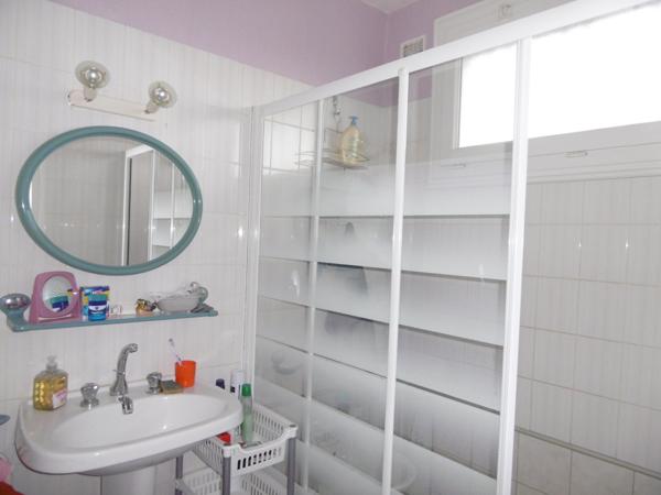 Maison sur sous sol 4 chambres. 1hectare 700 de terrain .80 m2 de dépendances