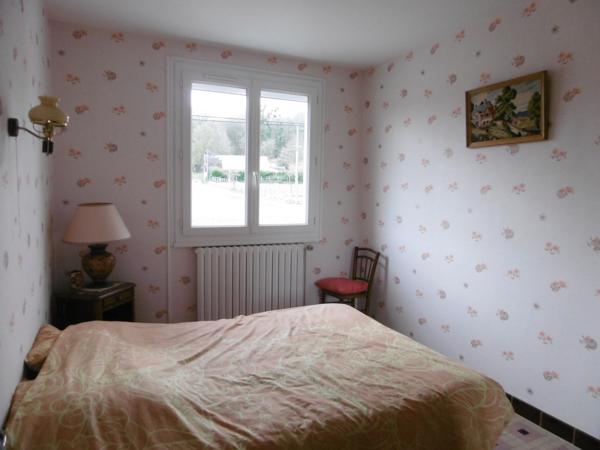 Maison sur sous sol 4 chambres. 1hectare 700 de terrain .80 m2 de dépendances