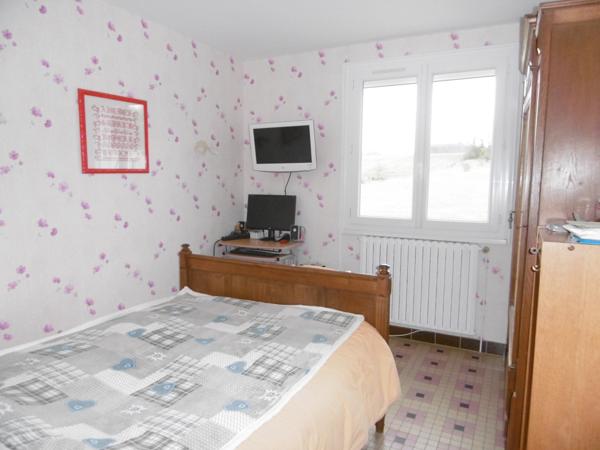 Maison sur sous sol 4 chambres. 1hectare 700 de terrain .80 m2 de dépendances