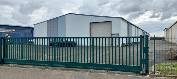 Local artisanal, commercial ou dépôt de 387.7 m²