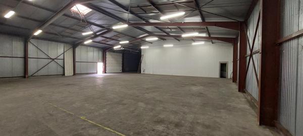 Local artisanal, commercial ou dépôt de 387.7 m²