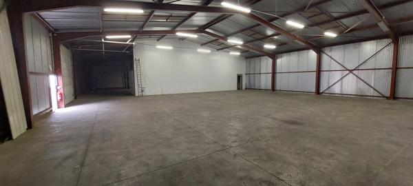 Local artisanal, commercial ou dépôt de 387.7 m²