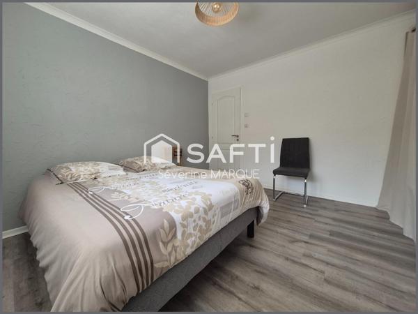 PAVILLON DE PLAIN-PIED LIBRE SUR 3 FACES.