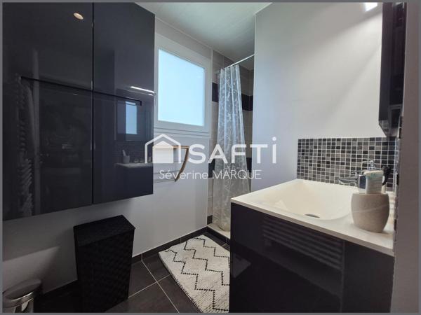 PAVILLON DE PLAIN-PIED LIBRE SUR 3 FACES.