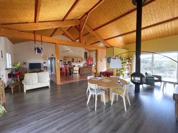 Plain-pied lumineux, vue panoramique.