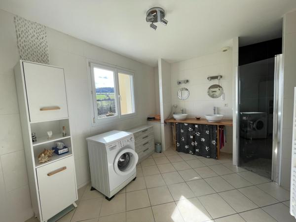 Plain-pied lumineux, vue panoramique.