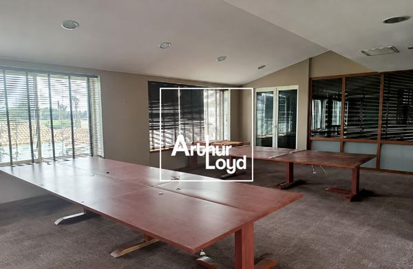 Bureaux à vendre à Lunel divisible à partir de 310 m² et parking