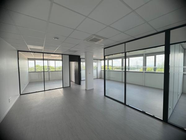 Bureaux à louer à Osny espace rénové dans Parc des Beaux Soleils