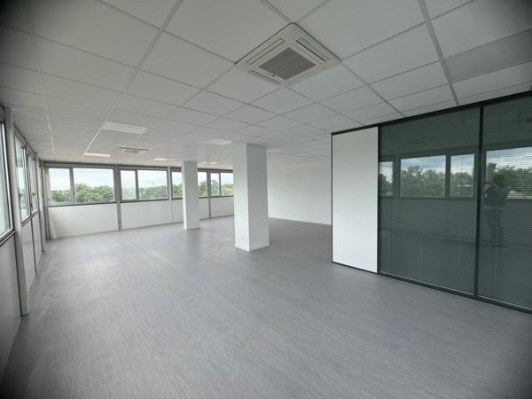 Bureaux à louer à Osny espace rénové dans Parc des Beaux Soleils