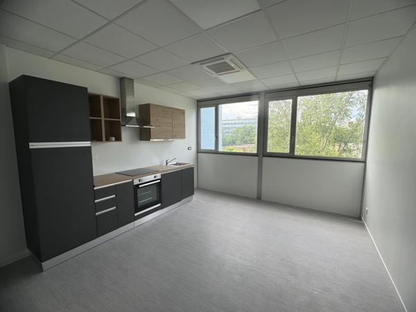 Bureaux à louer à Osny espace rénové dans Parc des Beaux Soleils