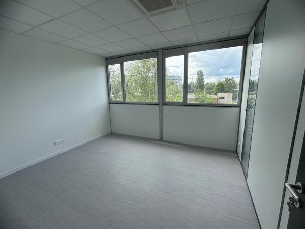 Bureaux à louer à Osny espace rénové dans Parc des Beaux Soleils