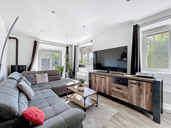 Maison avec 3 appartements distincts de 206m² habitable au total au coeur du village - Mouxy