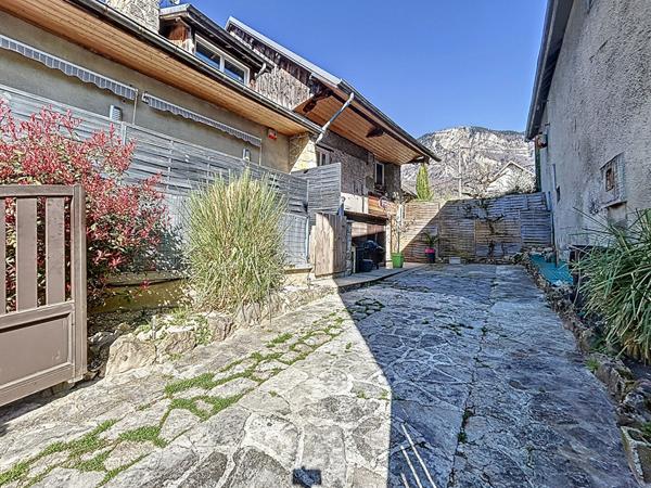 Maison avec 3 appartements distincts de 206m² habitable au total au coeur du village - Mouxy