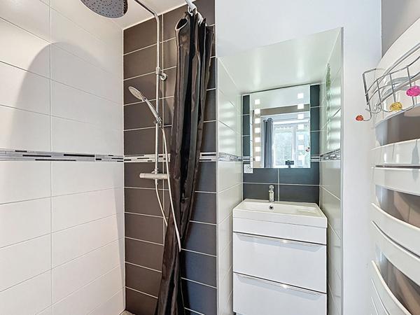 Maison avec 3 appartements distincts de 206m² habitable au total au coeur du village - Mouxy