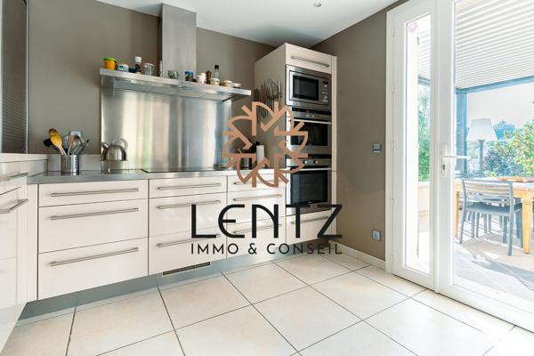 Villa de 226 m² avec piscine et appartement indépendant sur un terrain paysagé de 3 000 m²