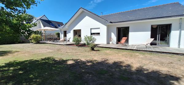 Jolie contemporaine de plain-pied, 151 m², 4 chambres, ayant un gîte de 52 m² !