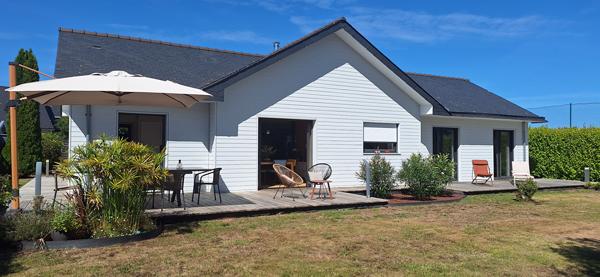 Jolie contemporaine de plain-pied, 151 m², 4 chambres, ayant un gîte de 52 m² !