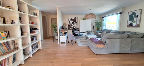 Jolie contemporaine de plain-pied, 151 m², 4 chambres, ayant un gîte de 52 m² !