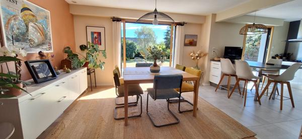 Jolie contemporaine de plain-pied, 151 m², 4 chambres, ayant un gîte de 52 m² !