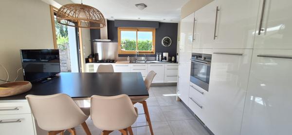 Jolie contemporaine de plain-pied, 151 m², 4 chambres, ayant un gîte de 52 m² !