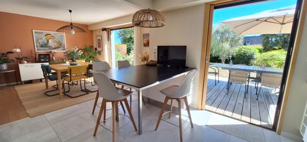 Jolie contemporaine de plain-pied, 151 m², 4 chambres, ayant un gîte de 52 m² !